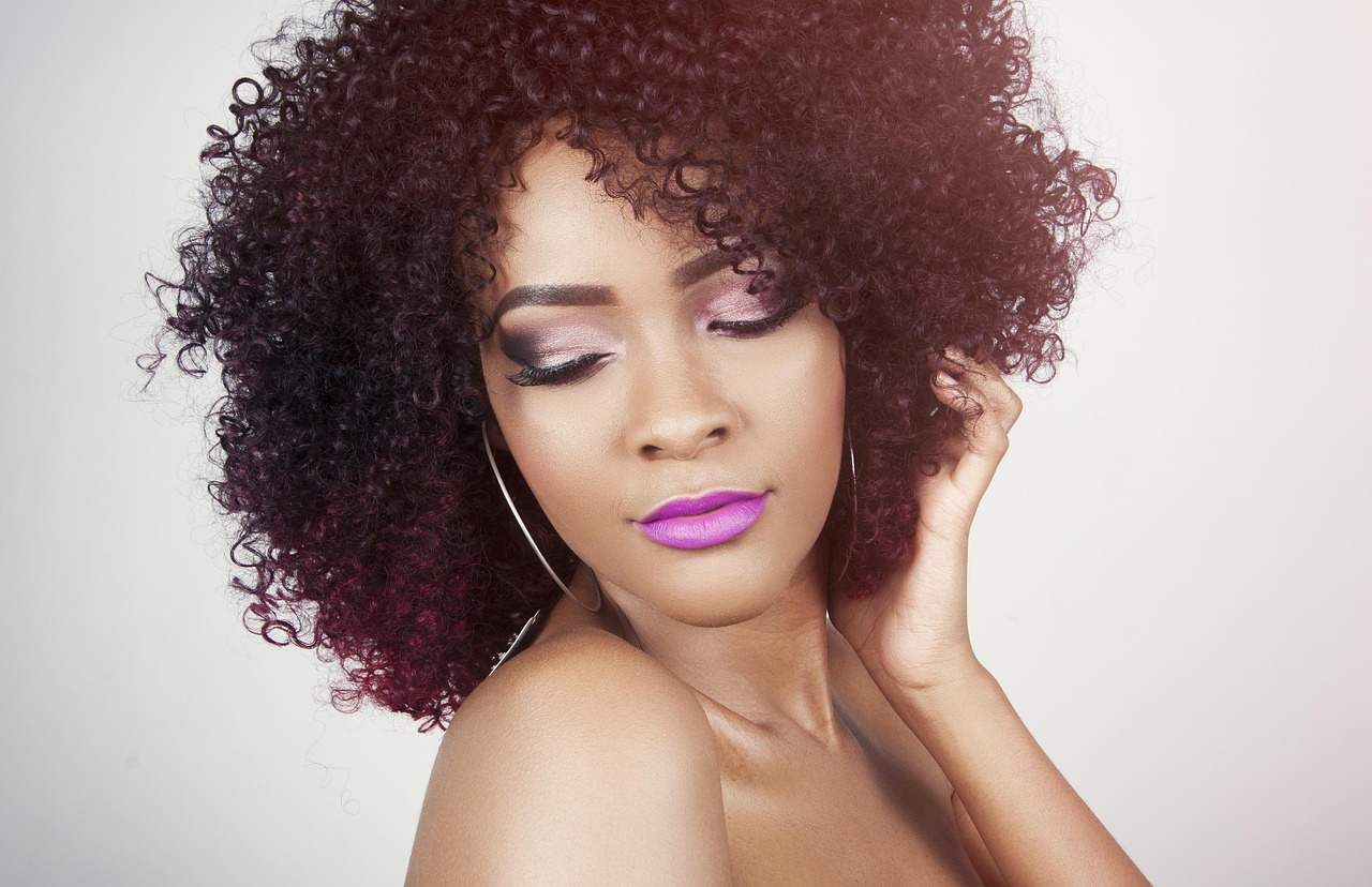 entdecken sie die neuesten frisuren-trends und inspirierende styles für jeden anlass. holen sie sich kreative ideen für haarschnitte, farben und stylings, um ihren look zu perfektionieren.