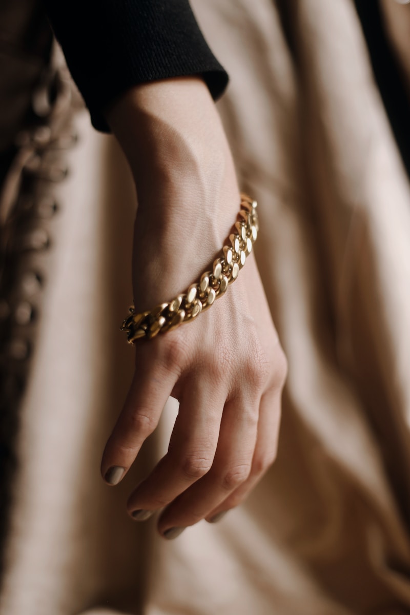 Goldene Armbänder für Babys: Ein zeitloser Schatz zur Geburt und Taufe